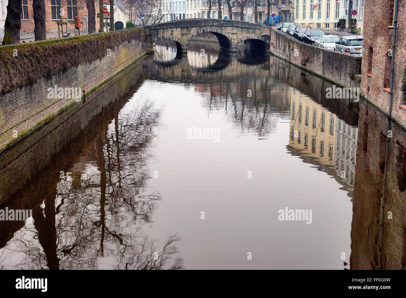 Vecchie case fiammingo e il ponte sul canale di Brugge, in Belgio Foto Stock