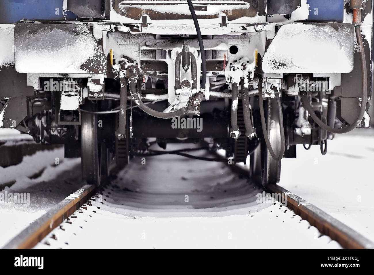 Dettaglio shot con congelati vagone treno tamponi e links di collegamento in inverno Foto Stock