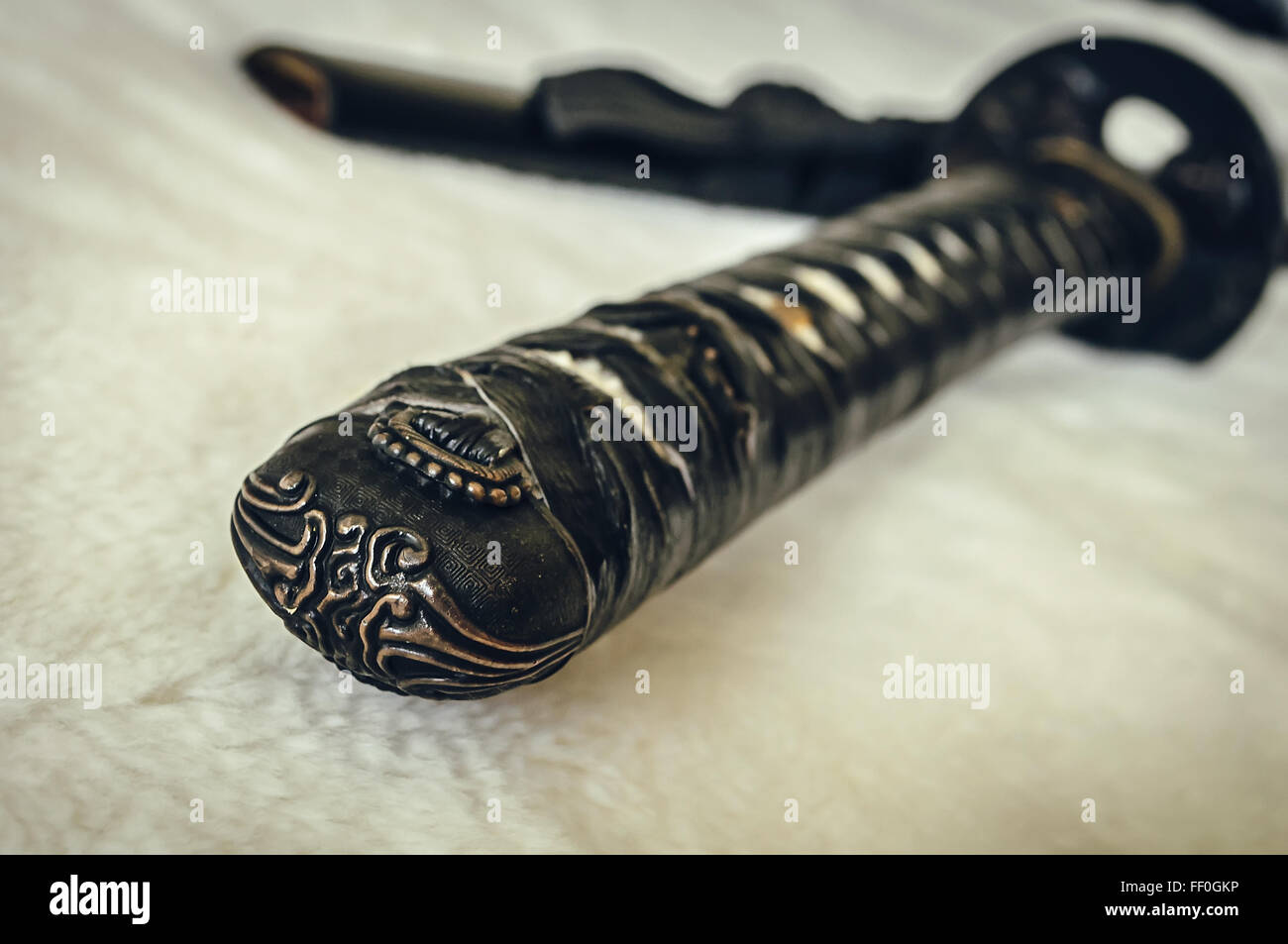 Closeup dettagli spada katana sulla pelliccia bianca Foto Stock