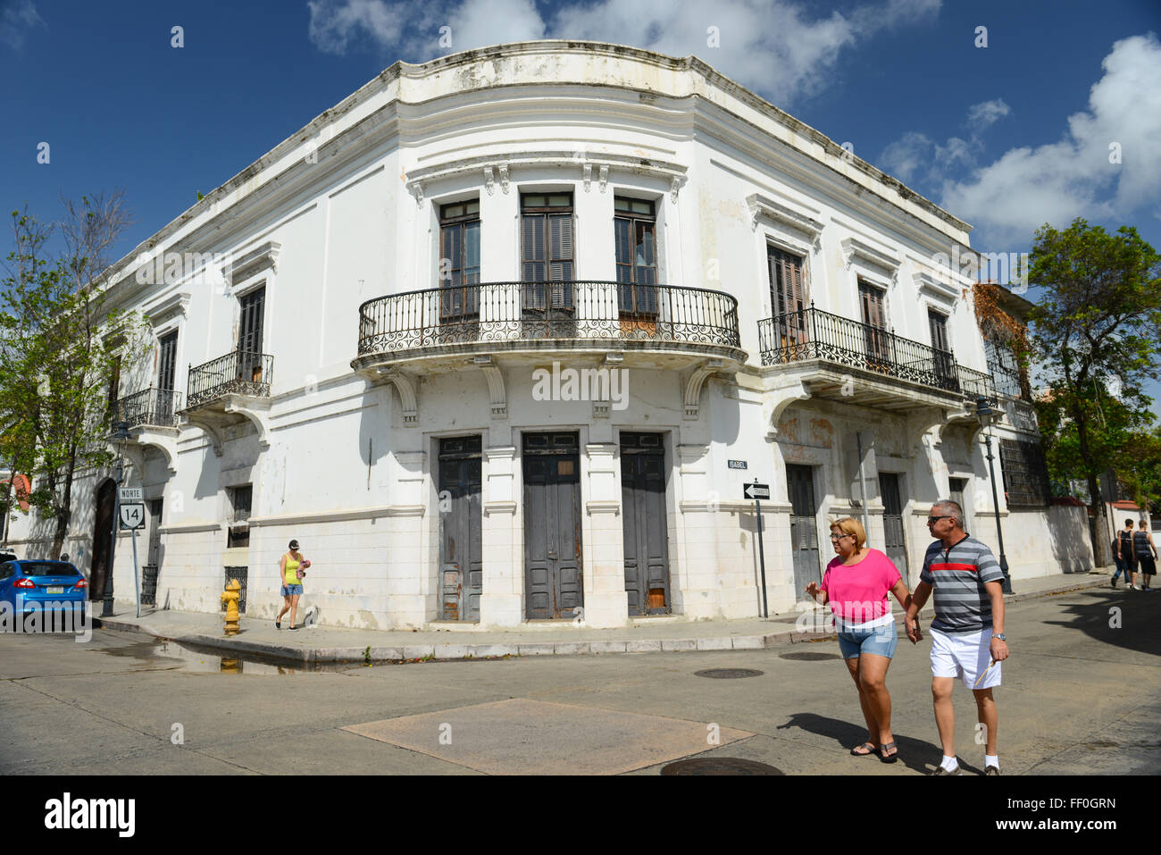 La gente camminare da un angolo abbandonato casa. Ponce, Puerto Rico. Isola dei caraibi. Territorio statunitense. Foto Stock