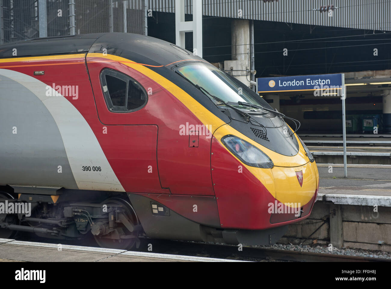 Vergine treno motore attende la partenza a Londra Euston Station Foto Stock