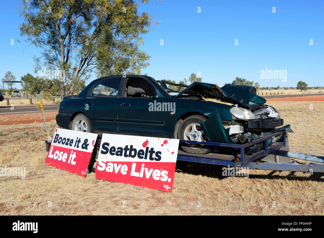 Fracassato auto usate come la sicurezza stradale di avvertimento, Territorio del Nord, l'Australia Foto Stock