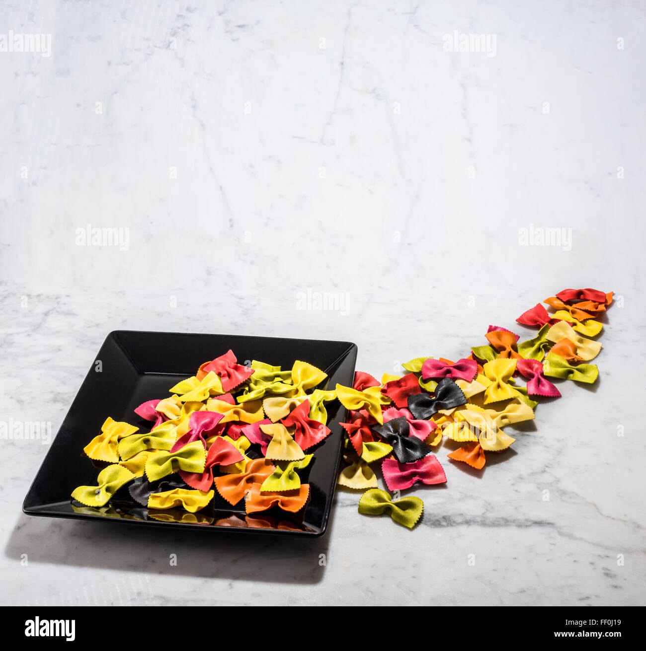 Farfalle Italy Italian pasta colorata bicolor multicolore multicolore multi colore Livestyle cucinare cucina tinto alimentare w Foto Stock