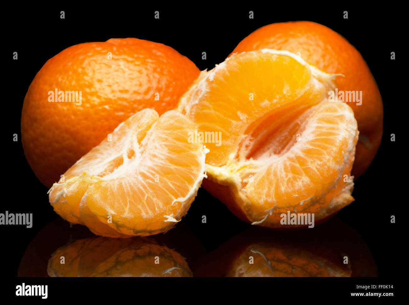 Tangerini su uno sfondo nero. Foto Stock