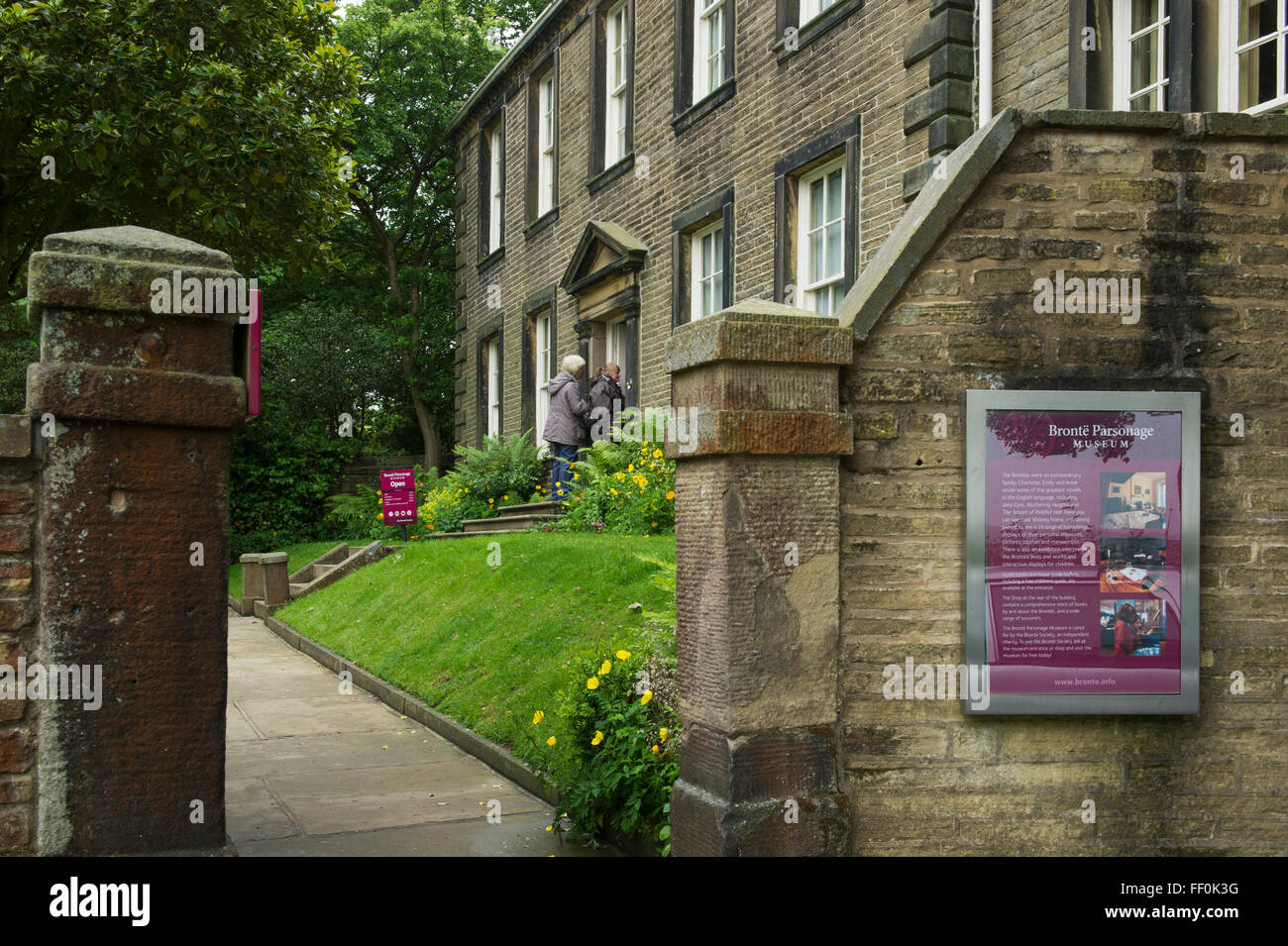 Ammira la vista attraverso le porte dei visitatori che entrano nello storico Bronte Parsonage Museum, Haworth, West Yorkshire, Inghilterra. Casa di famose sorelle letterarie e famiglie Foto Stock