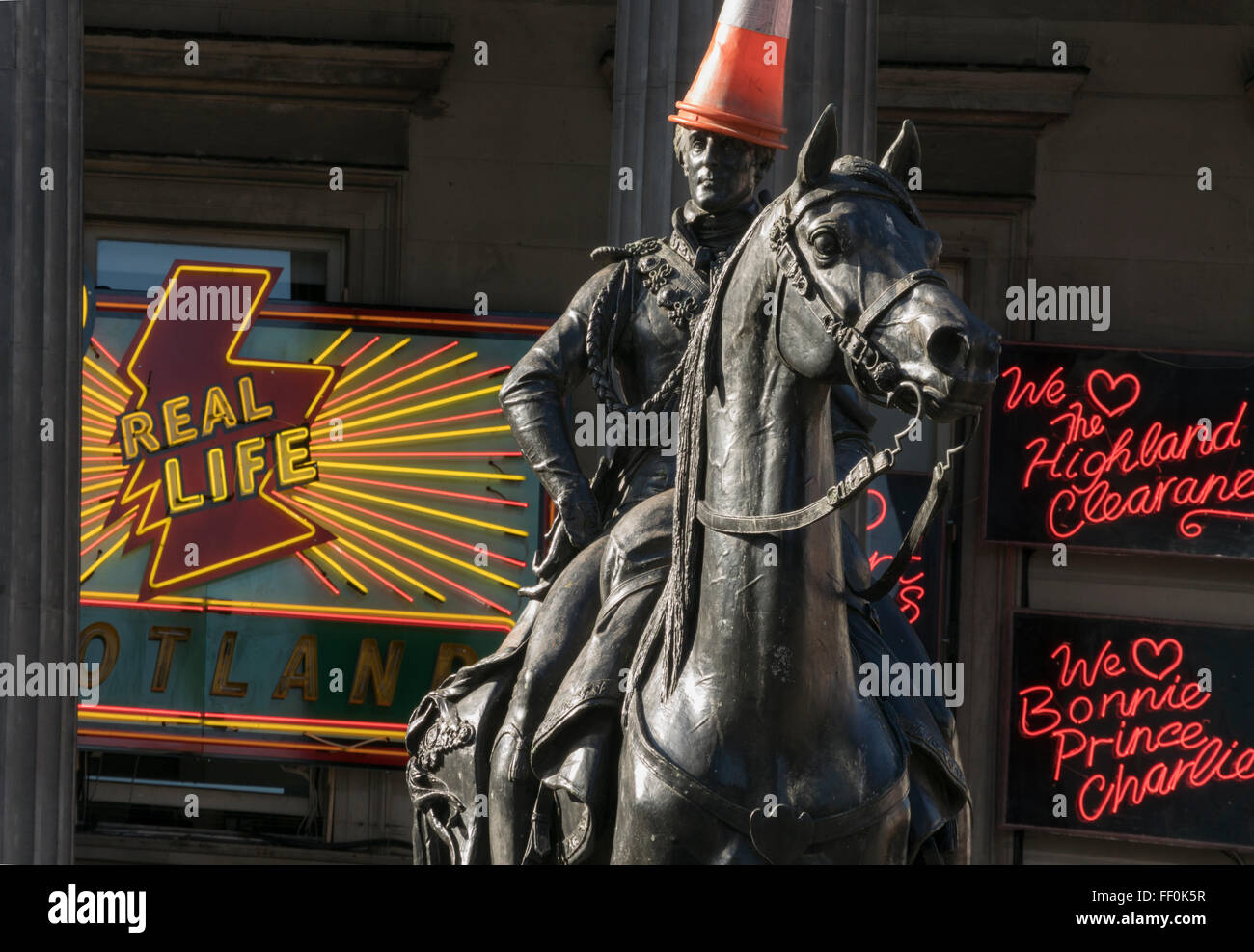 Il duca di Wellington statua con cono di traffico sulla testa,nella parte anteriore dell'arte l'installazione presso la Galleria di Arte Moderna,Glasgow, Scozia Foto Stock