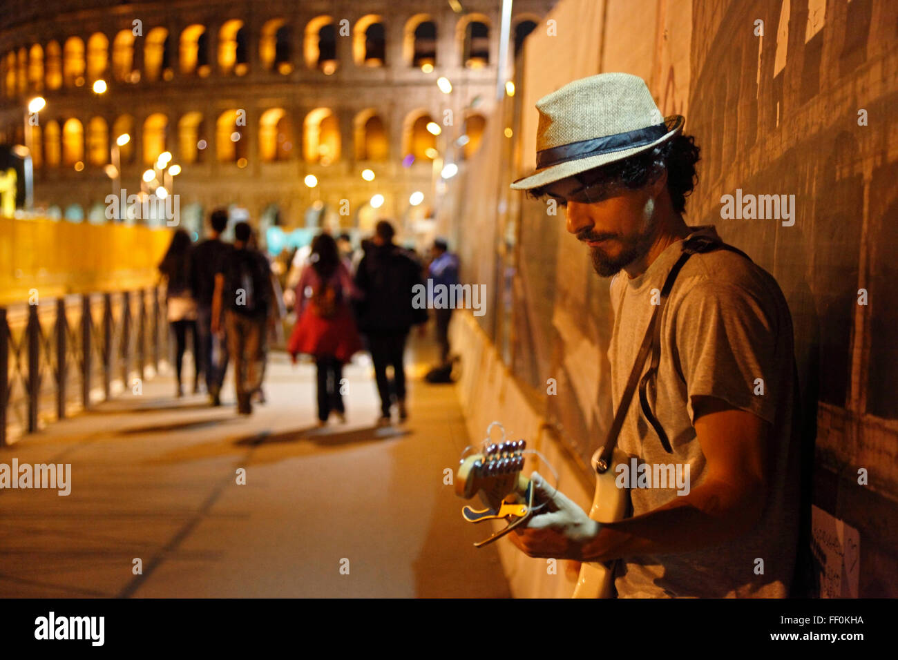 Chitarrista rock al Colosseo a Roma, Italia Foto Stock