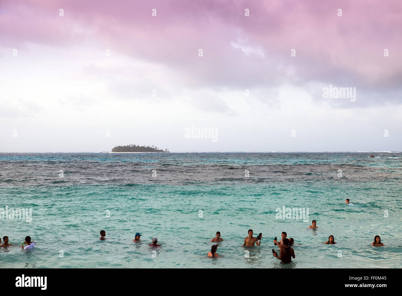 Nuotare nel mare tropicale Foto Stock