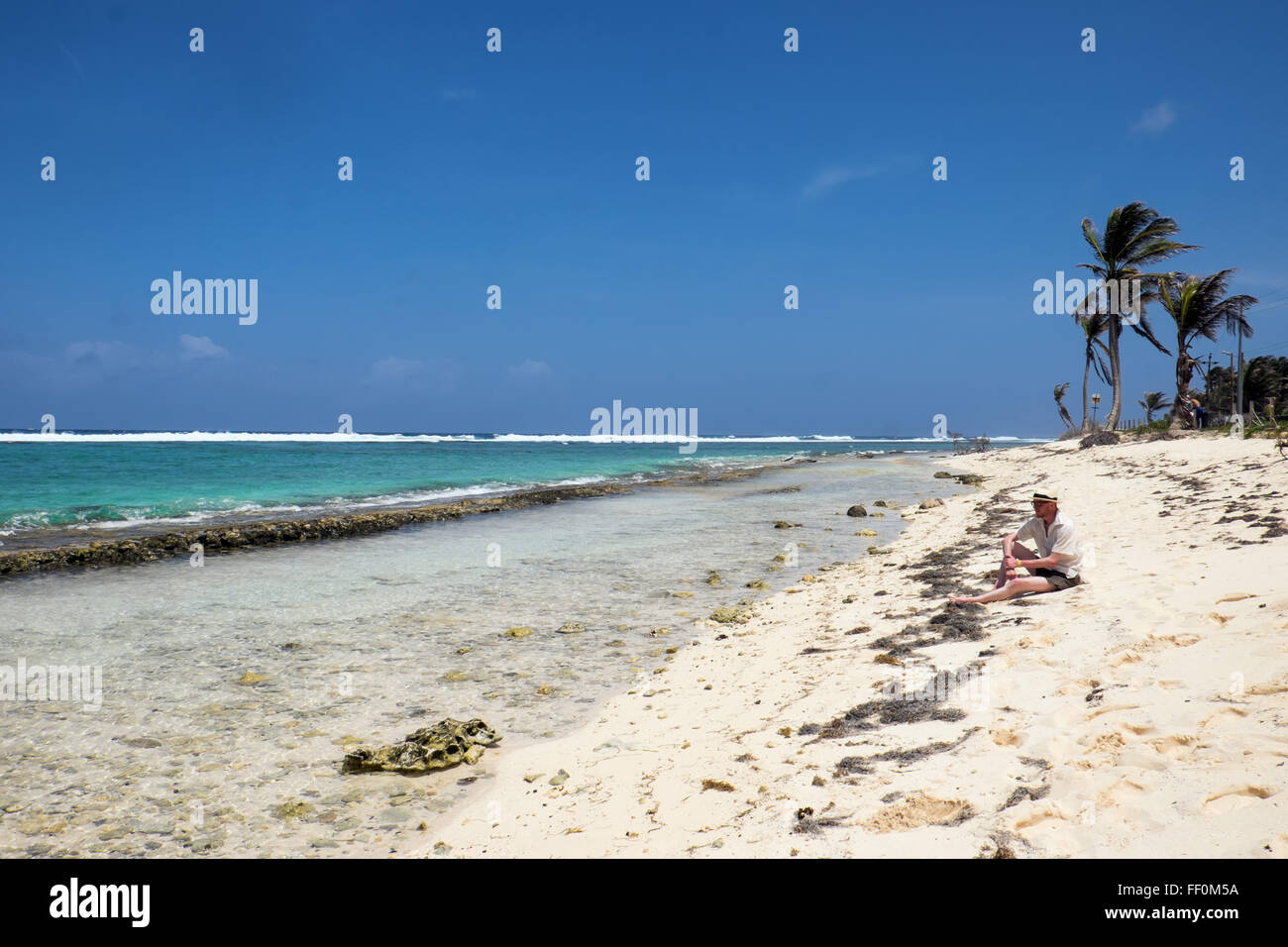 L uomo sulla spiaggia tropicale Foto Stock