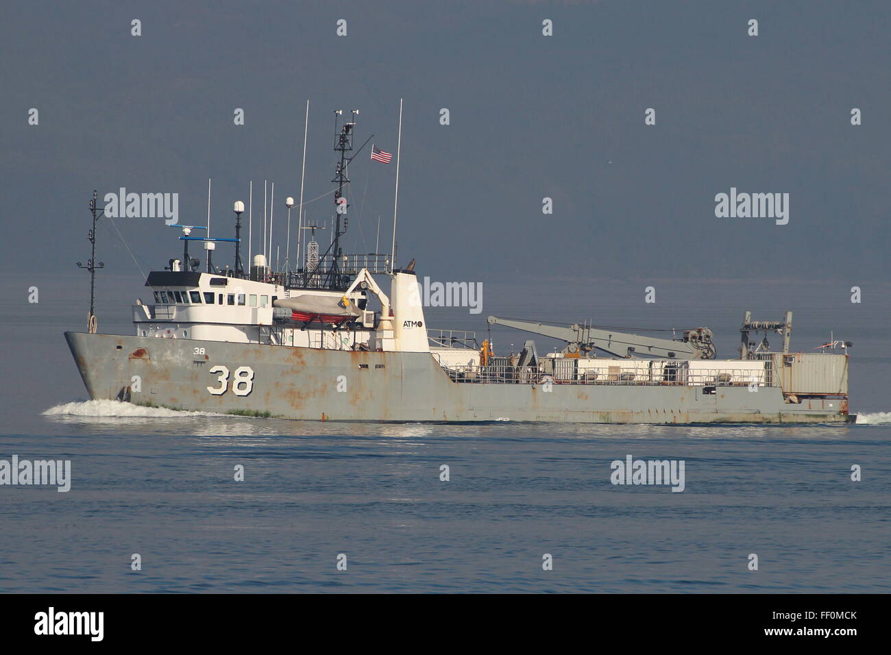 NAWC 38 (o Navair 38), un ranger-class nave della US Naval Air Warfare Center, passa Gourock sulla sua strada giù per il Clyde. Foto Stock