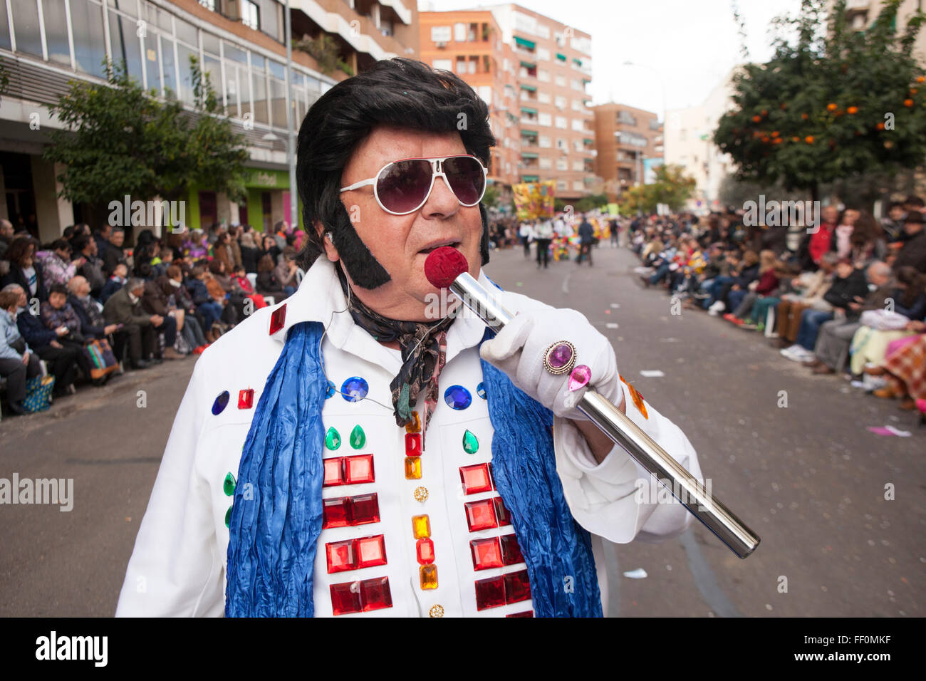 BADAJOZ, Spagna, 7 febbraio: Elvis esecutori prende parte alla sfilata di carnevale di troupes a Badajoz City, il 7 febbraio 2016. Foto Stock