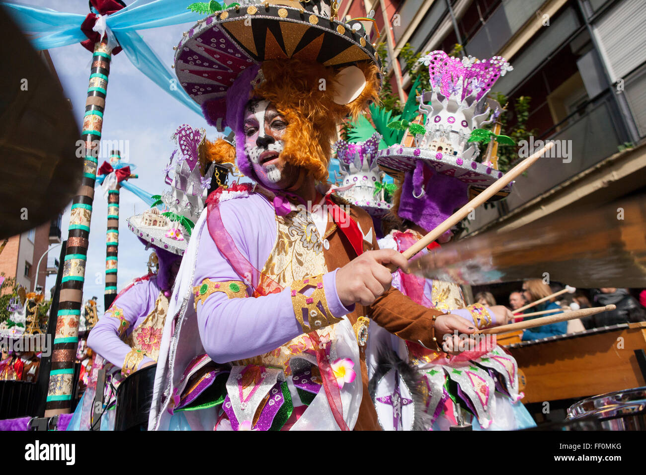 BADAJOZ, Spagna, 7 febbraio: batteristi prendere parte alla sfilata di carnevale di troupes a Badajoz City, il 7 febbraio 2016. Questa è o Foto Stock