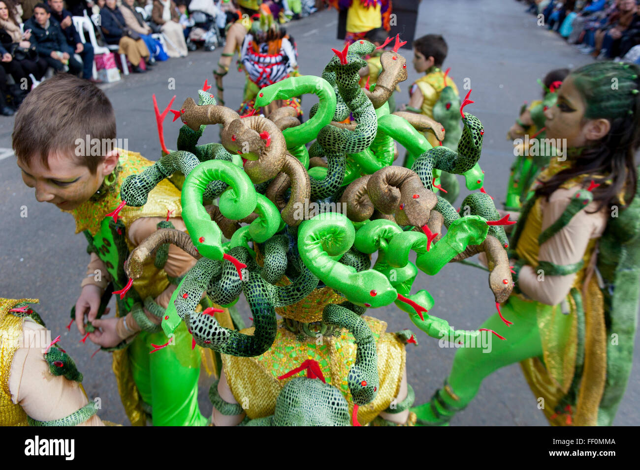 BADAJOZ, Spagna, 7 febbraio: interpreti di prendere parte alla sfilata di carnevale di troupes a Badajoz City, il 7 febbraio 2016. Questo è Foto Stock