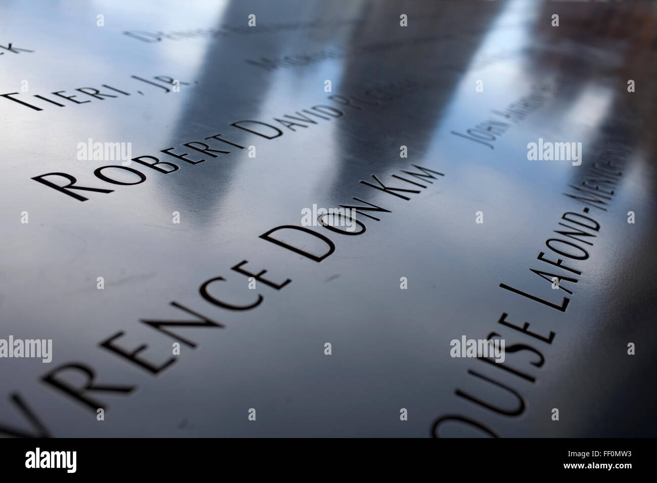 Skyscrappers riflessa su un monumento con i nomi delle vittime del World Trade Center 911 attentati di New York City. Foto Stock