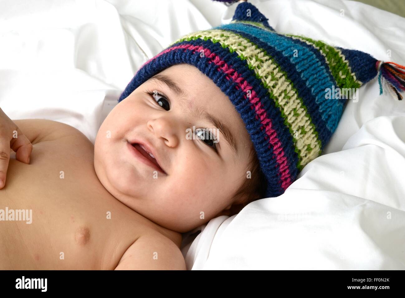 Dieci mesi di bambina indossa un cappello invernale Foto Stock