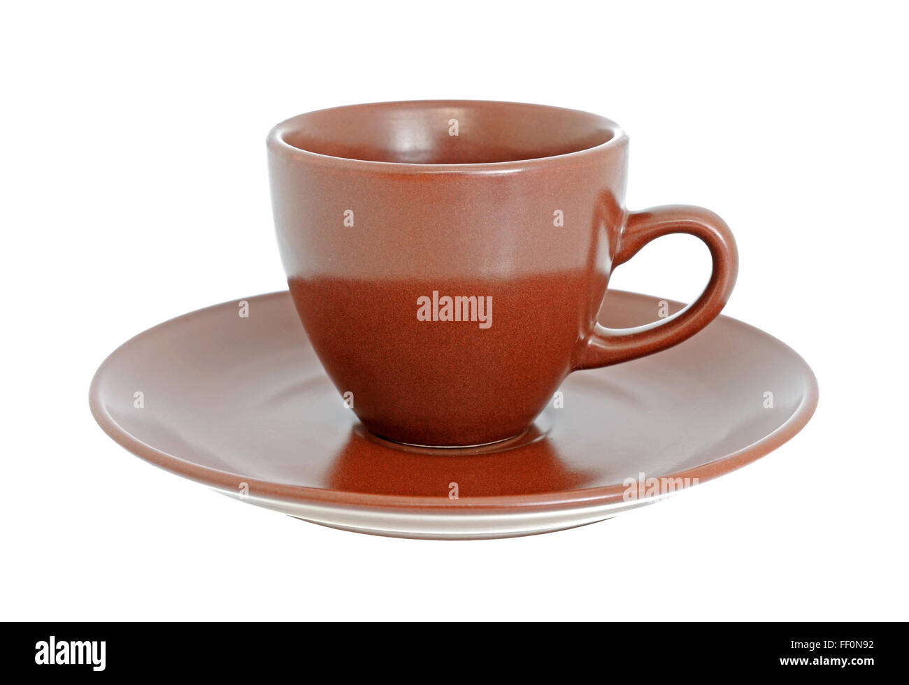 Svuotare la coppa in ceramica per un tè o un caffè con un piattino isolato su uno sfondo bianco Foto Stock