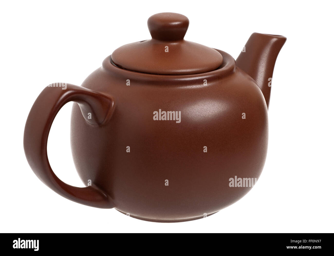 Teiera in ceramica per la preparazione del tè isolato su uno sfondo bianco Foto Stock