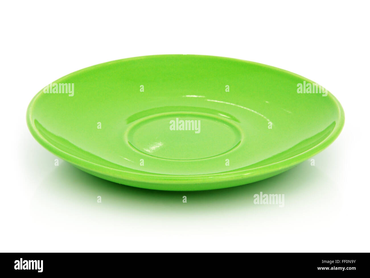 Verde piattino in ceramica isolata su uno sfondo bianco Foto Stock