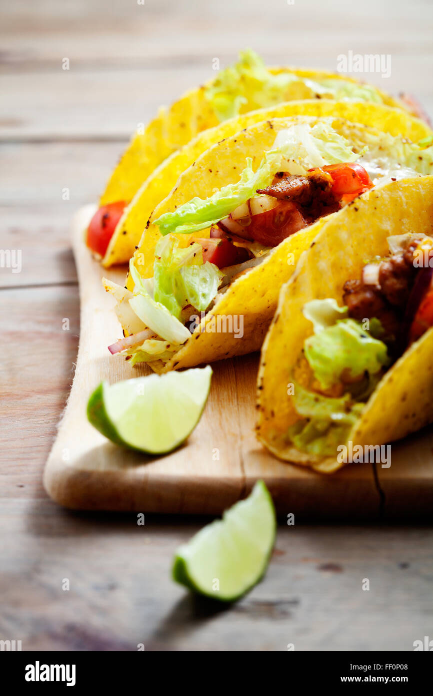 Tacos Messicani Con Ravanelli Fotografia Stock - Immagine di messicano,  tortiglia: 159283182