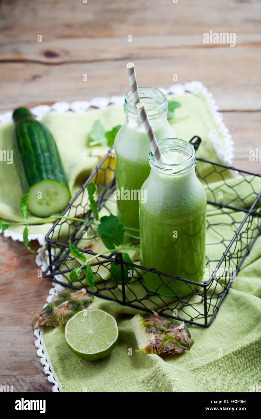 Un sano succo verde con verdura fresca e frutta Foto Stock