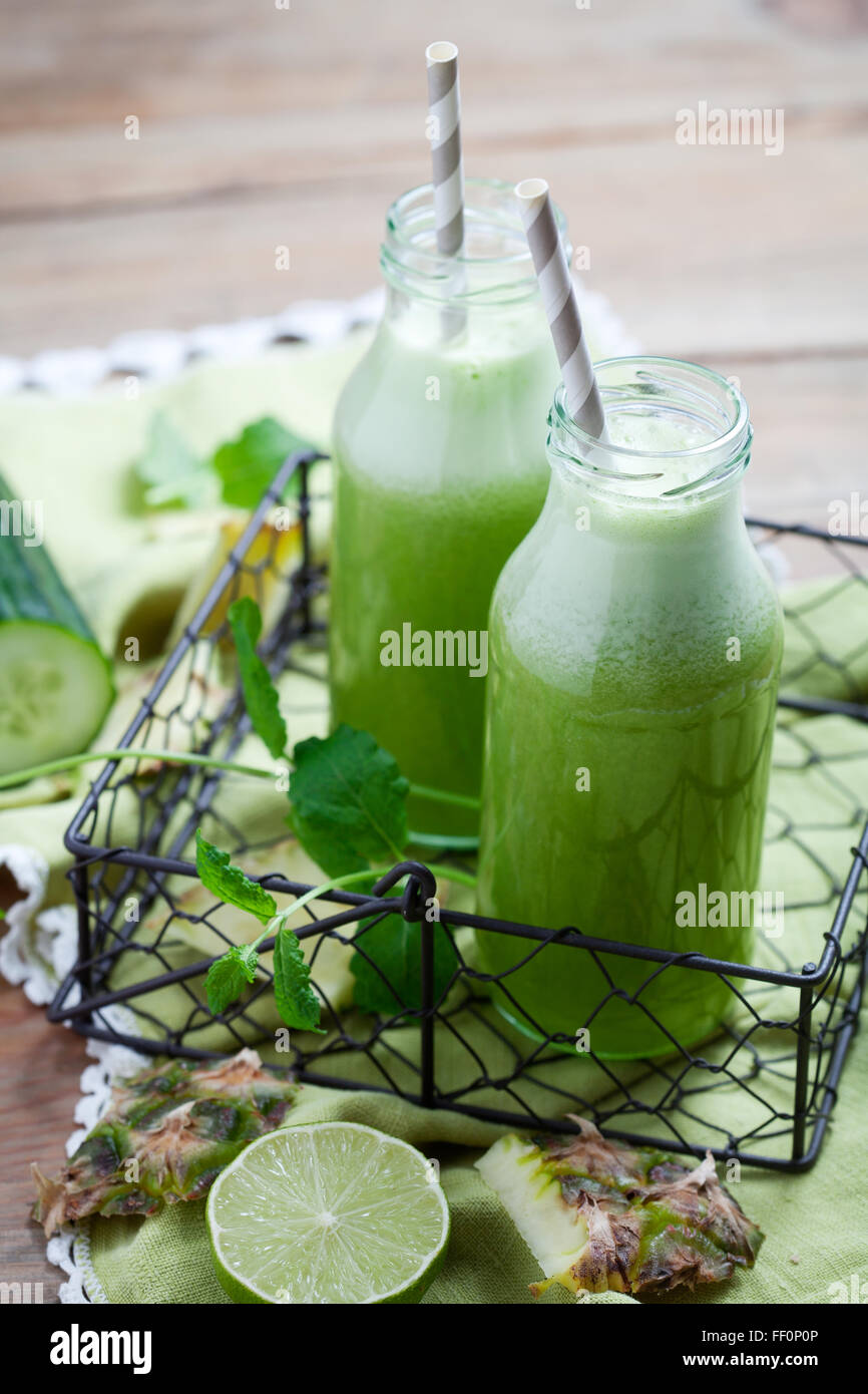 Un sano succo verde con verdura fresca e frutta Foto Stock