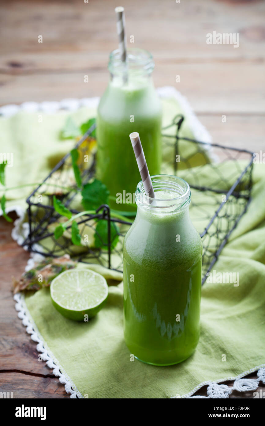 Un sano succo verde con verdura fresca e frutta Foto Stock
