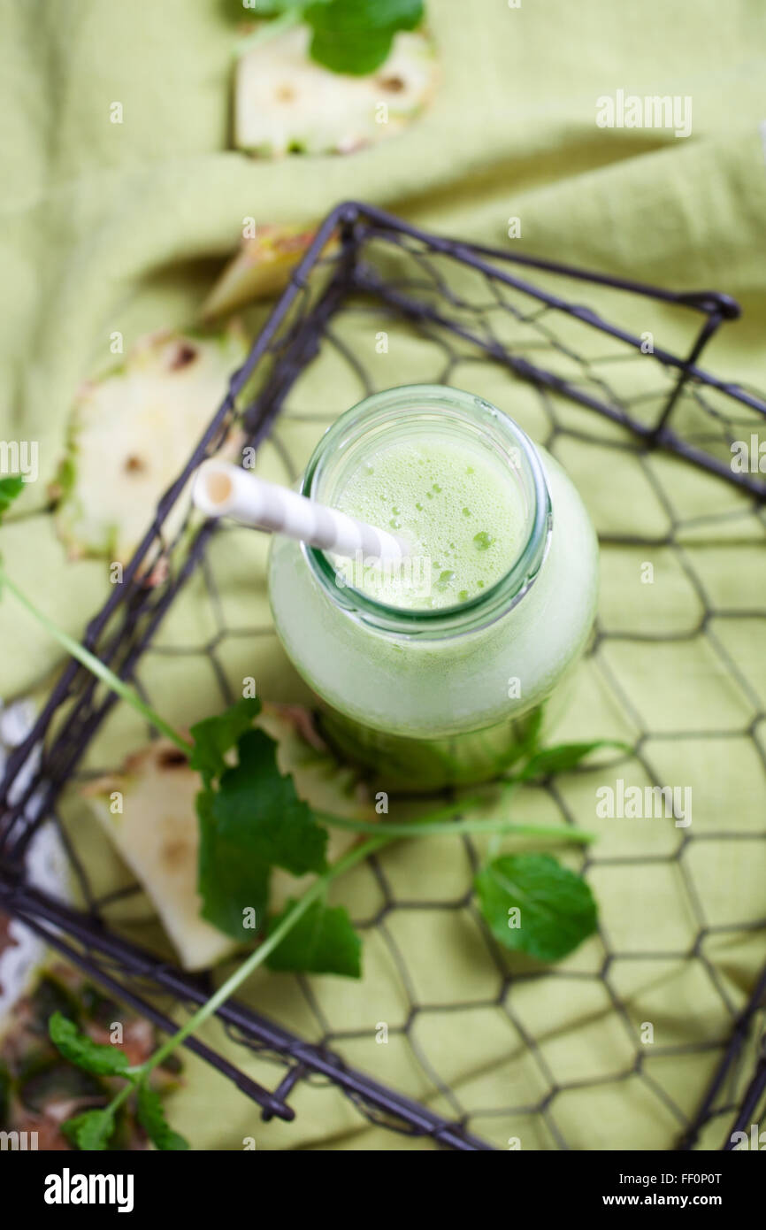 Un sano succo verde con verdura fresca e frutta Foto Stock