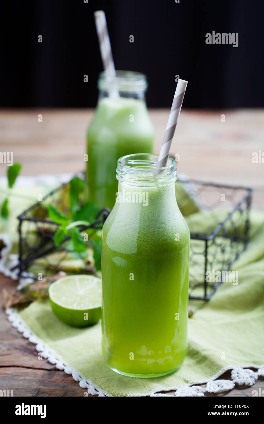 Un sano succo verde con verdura fresca e frutta Foto Stock