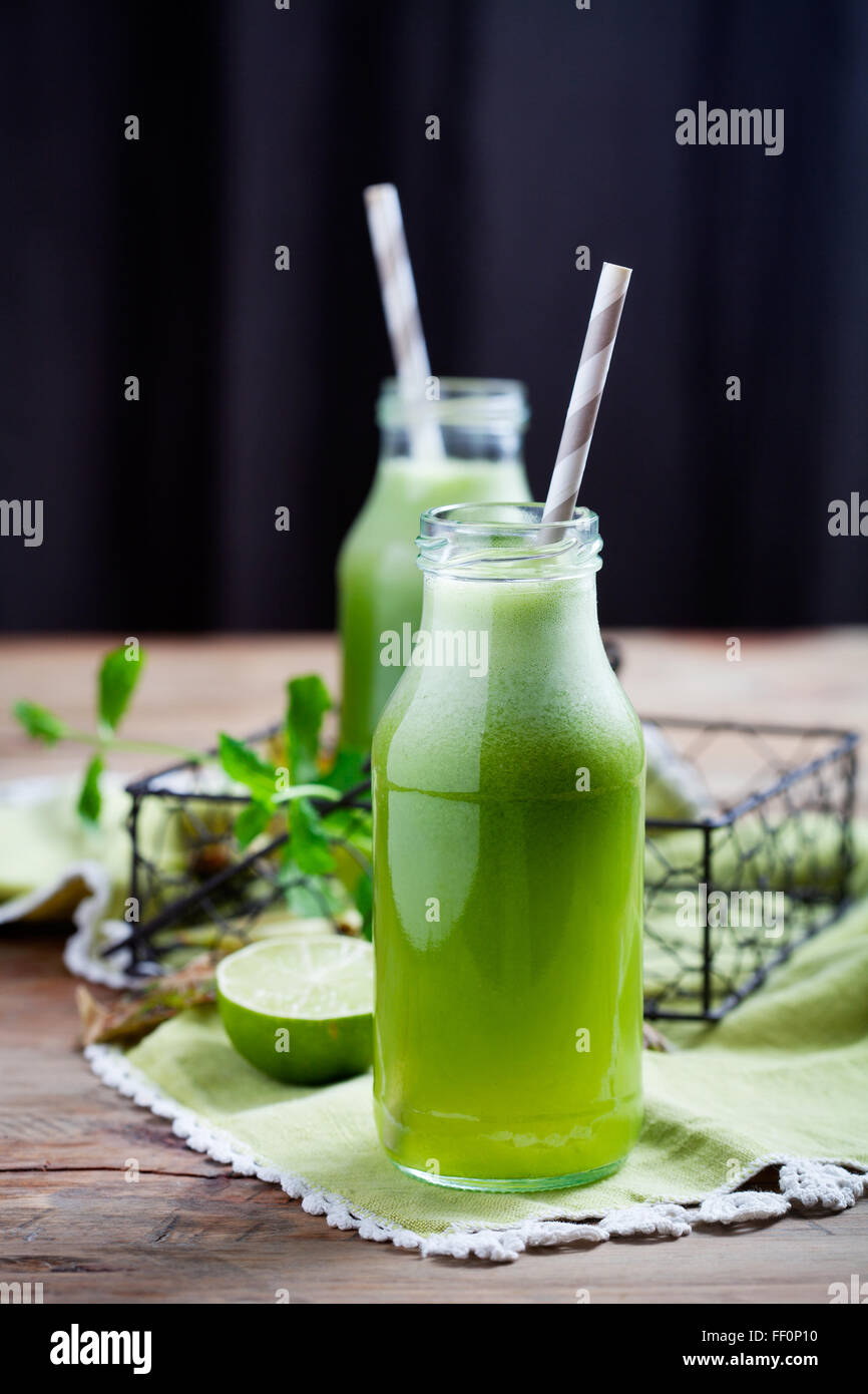 Un sano succo verde con verdura fresca e frutta Foto Stock
