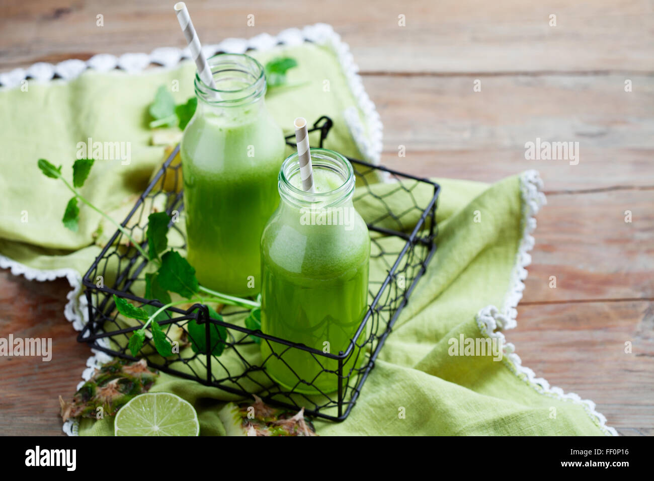 Un sano succo verde con verdura fresca e frutta Foto Stock