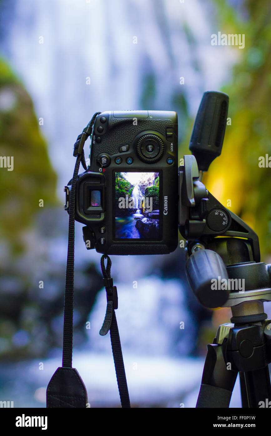 GLIDE, o - Giugno 7, 2015: Canon EOS 6D DSLR telecamera digitale montata su di un cavalletto con una foto di una cascata sullo schermo LCD. Foto Stock