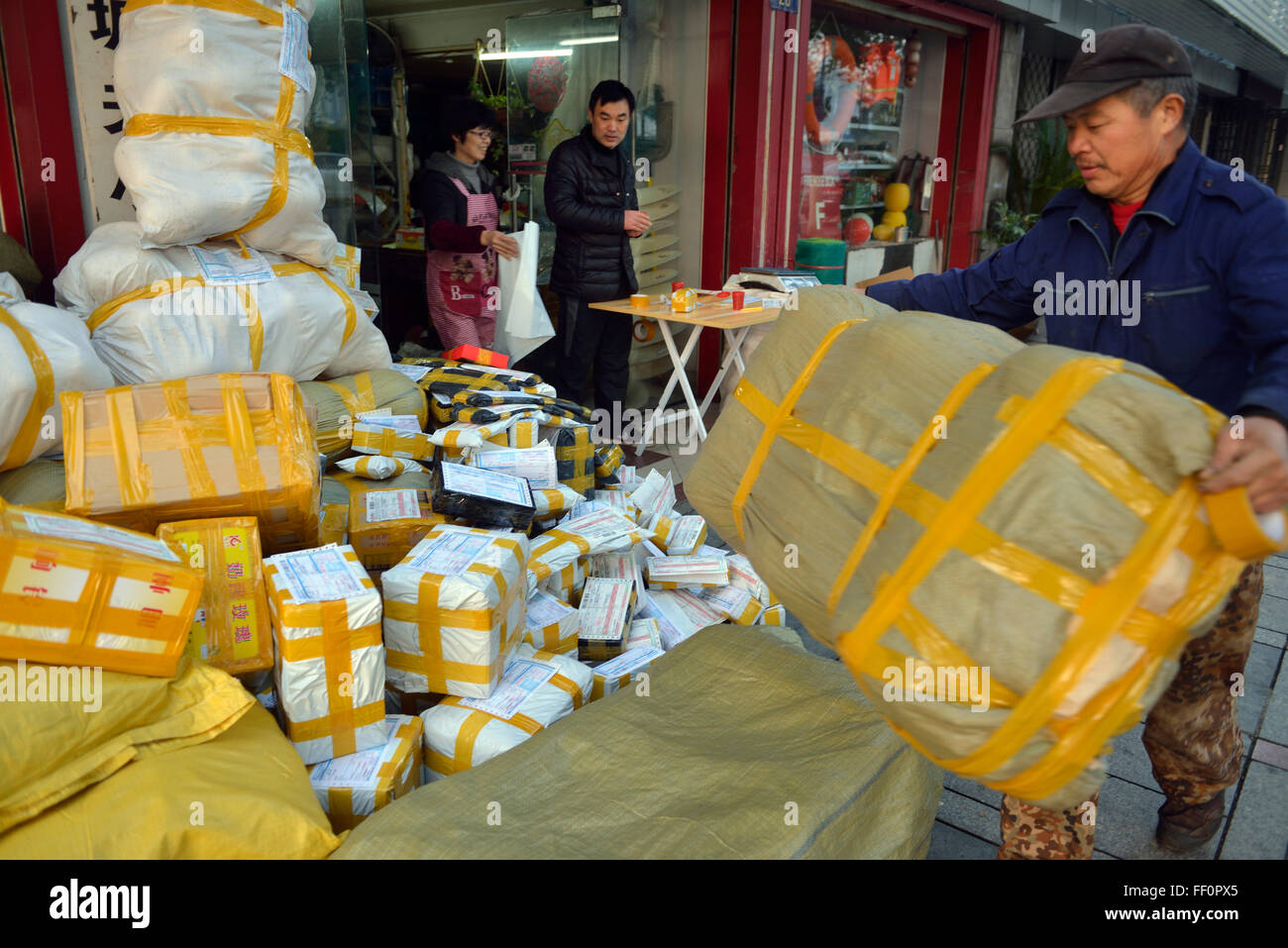 Un dipendente preparare pacchetti a un Taobao negozio online vendita di forniture per nave in Ningo, Zhejiang, Cina. Foto Stock