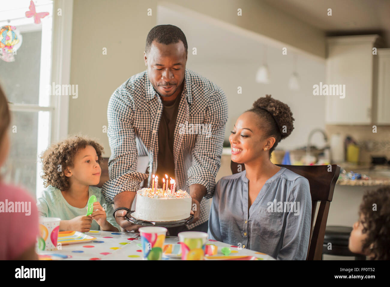 Ragazza ammirando la torta di compleanno a parte Foto Stock