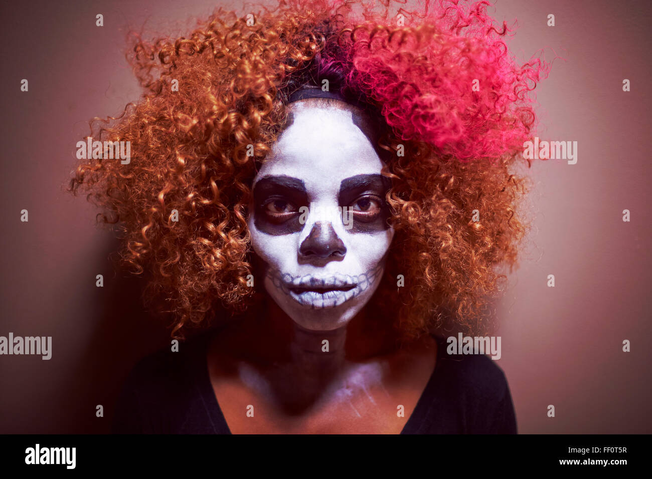 Nero donna indossa il trucco del cranio Foto Stock