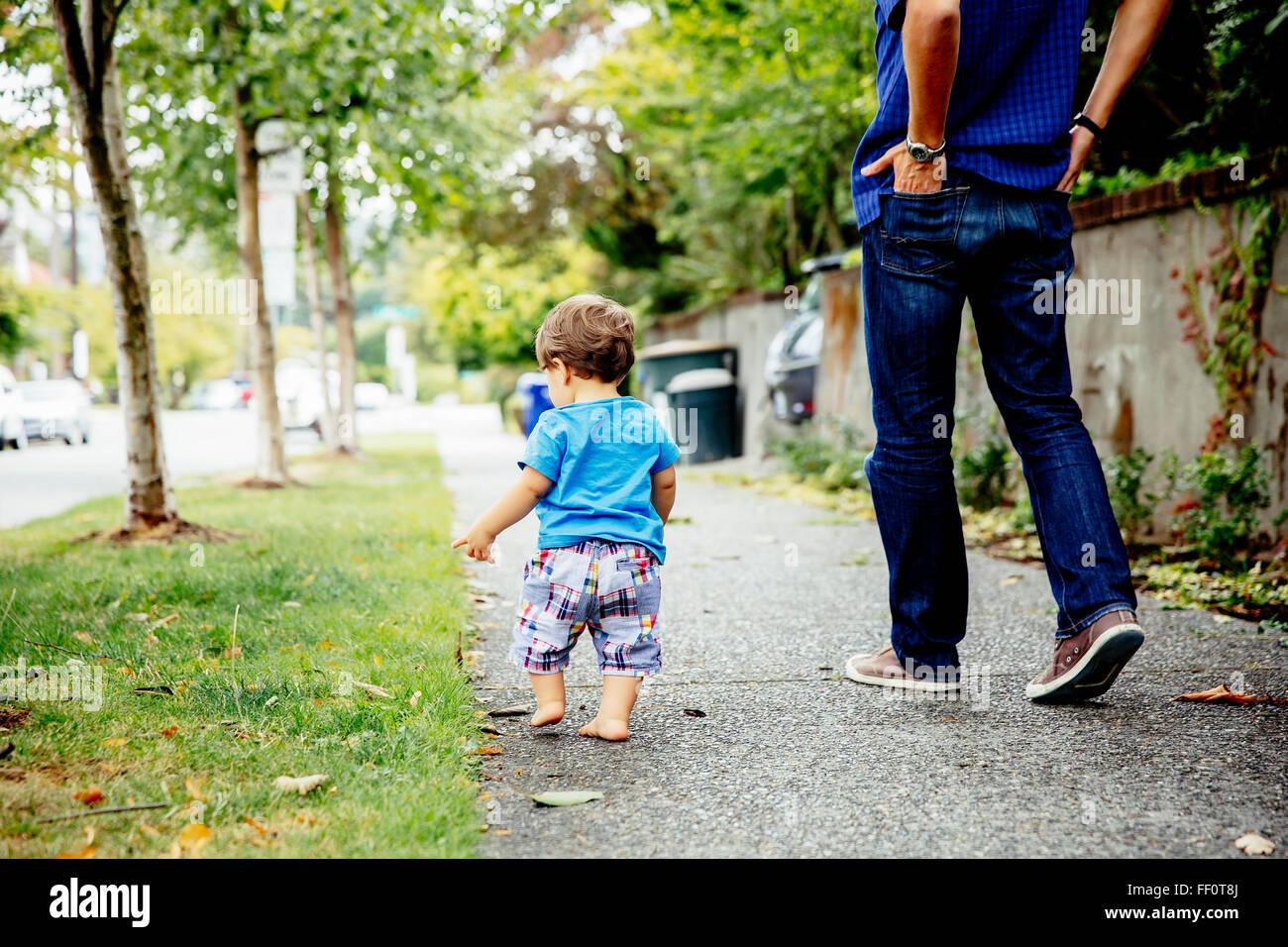 Padre e Figlio bambino passeggiate all'aperto Foto Stock