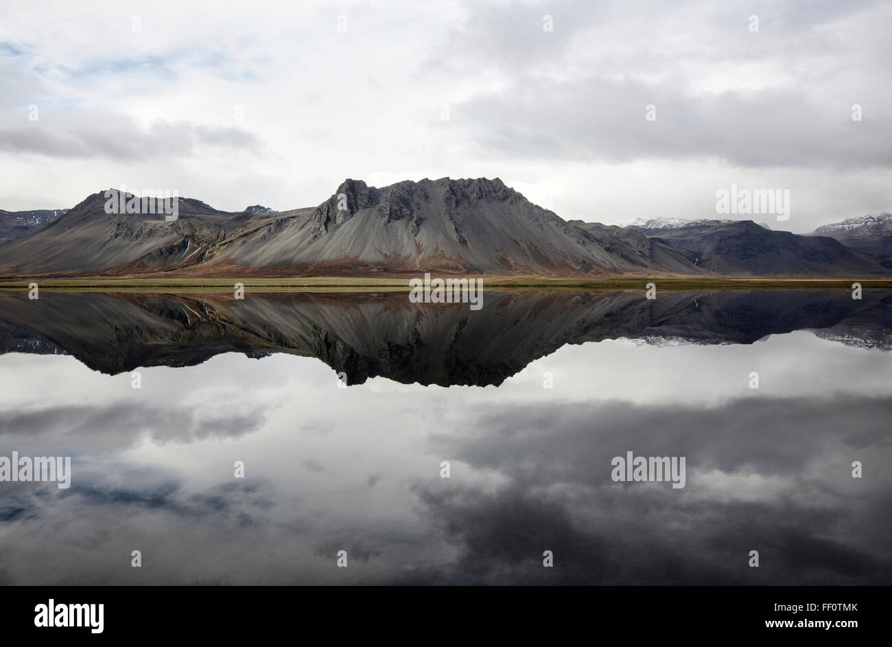 Montagne che si riflettono nel lago ancora Foto Stock