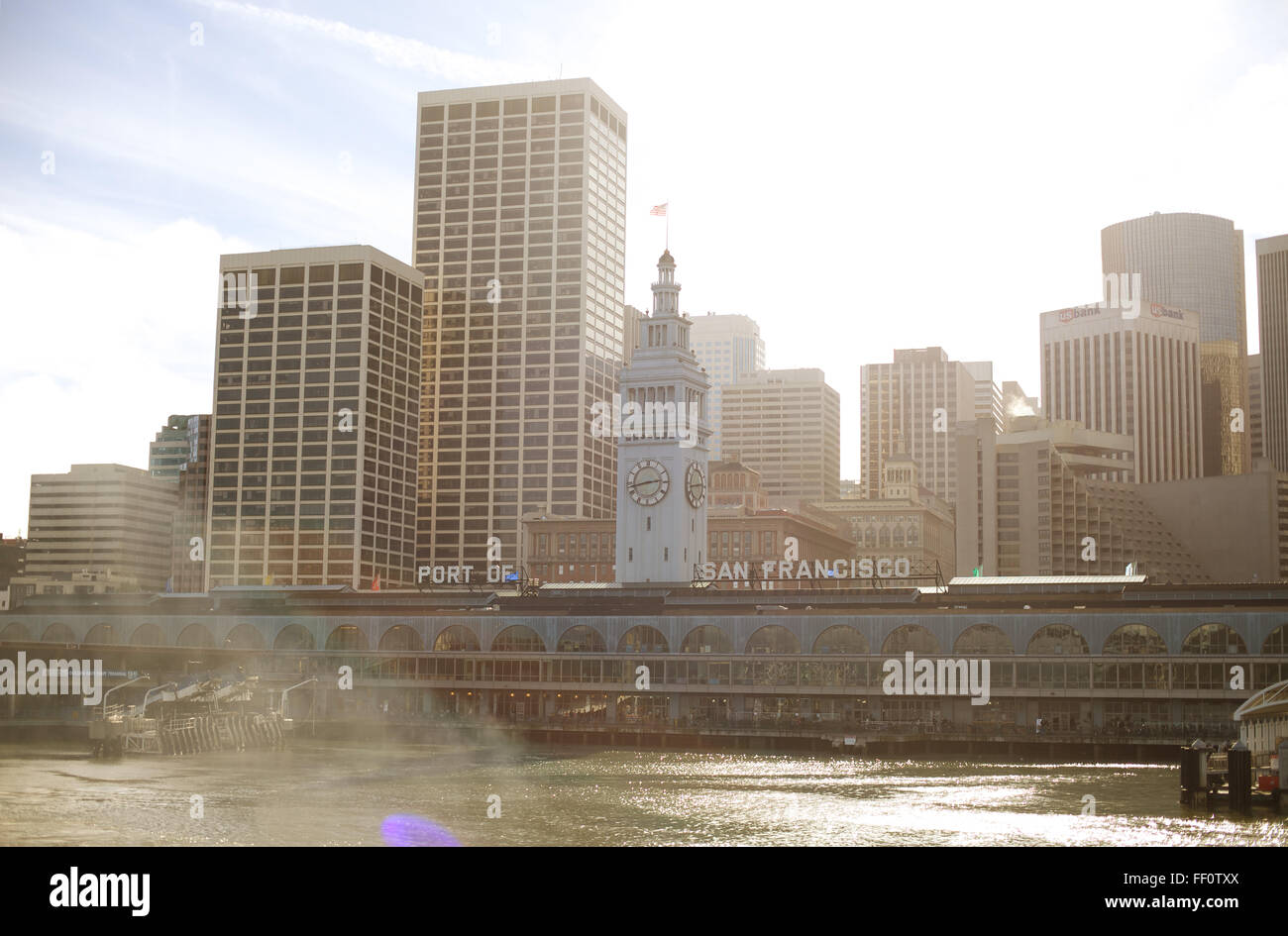 Vista dall'acqua del centro cittadino di San Francisco edifici lungo l'Embarcadero con il Ferry Building in primo piano. Foto Stock
