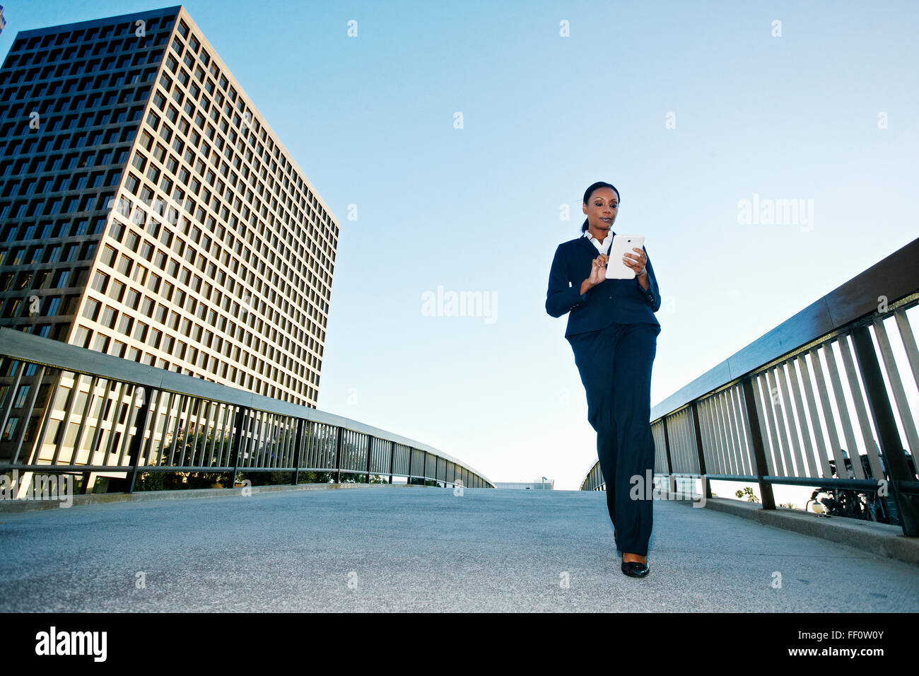 Imprenditrice nero utilizzando tavoletta digitale all'aperto Foto Stock