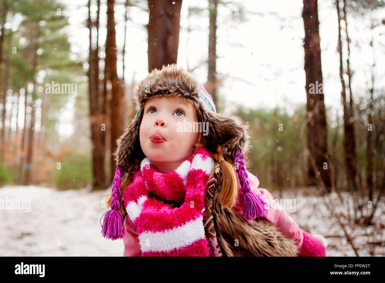 Ragazza caucasica la cattura di neve sulla linguetta Foto Stock