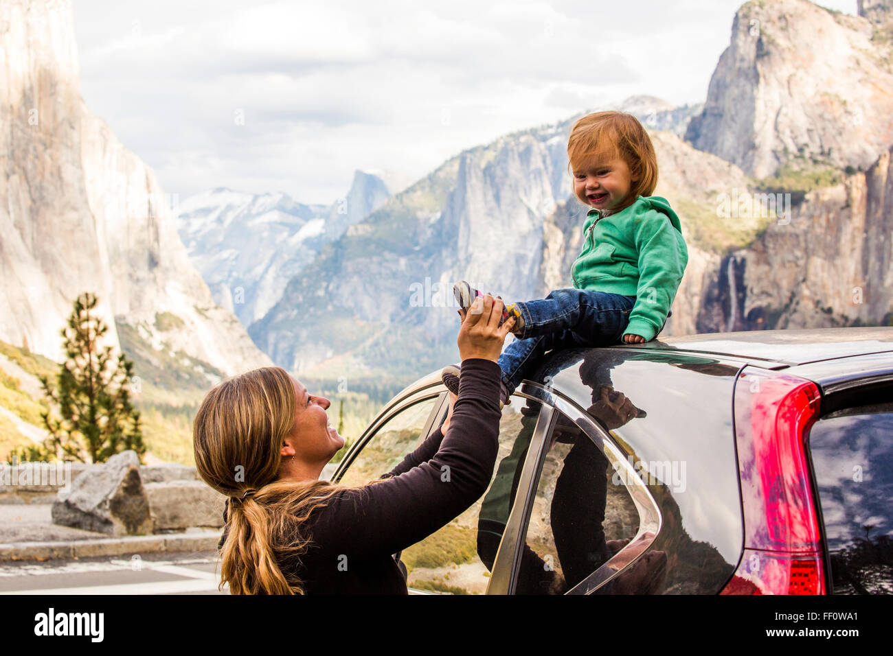 Caucasian madre e figlia nel Parco Nazionale di Yosemite in California, Stati Uniti Foto Stock