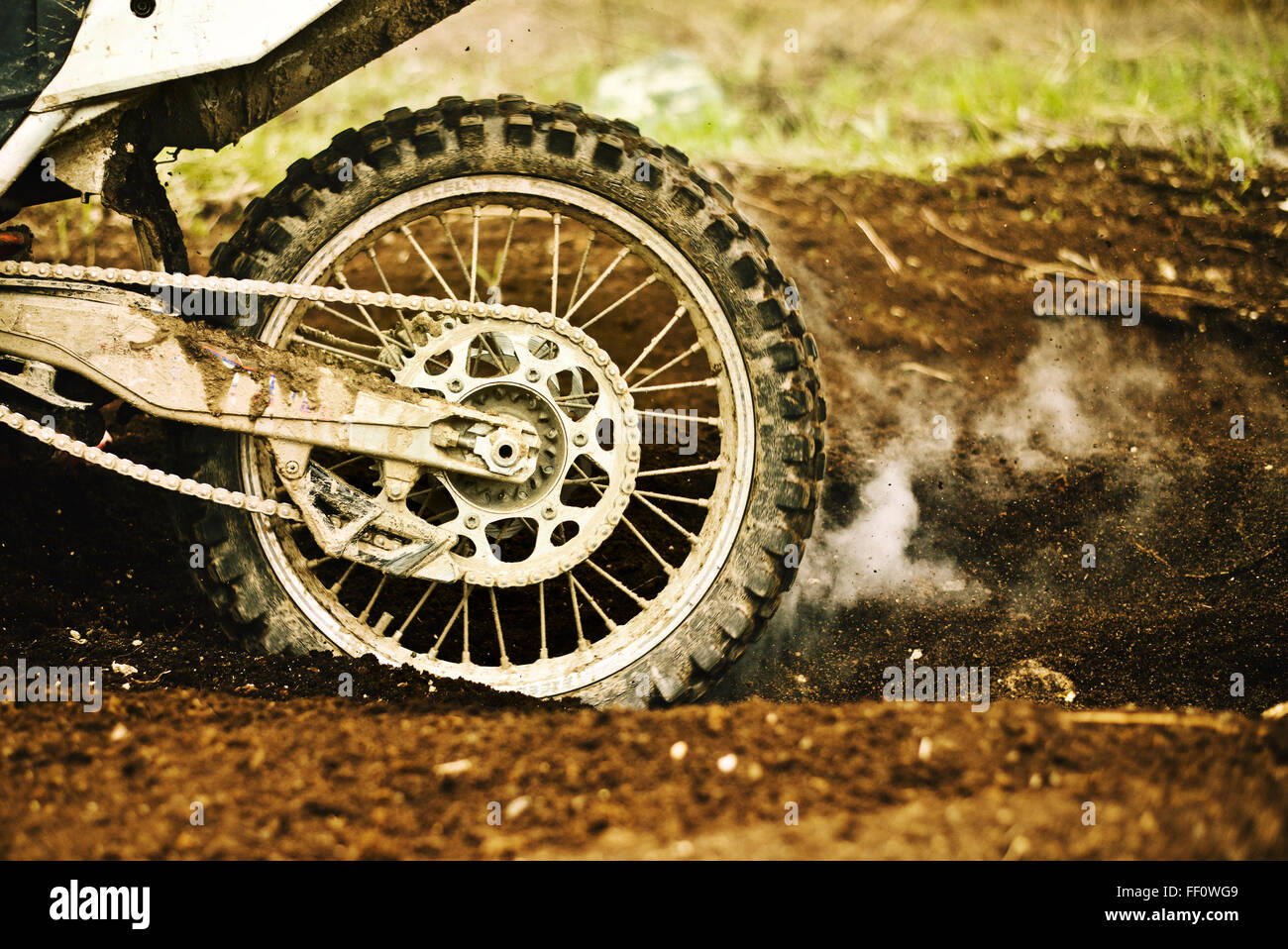 Dirt Bike pneumatico di fumare nella sporcizia Foto Stock