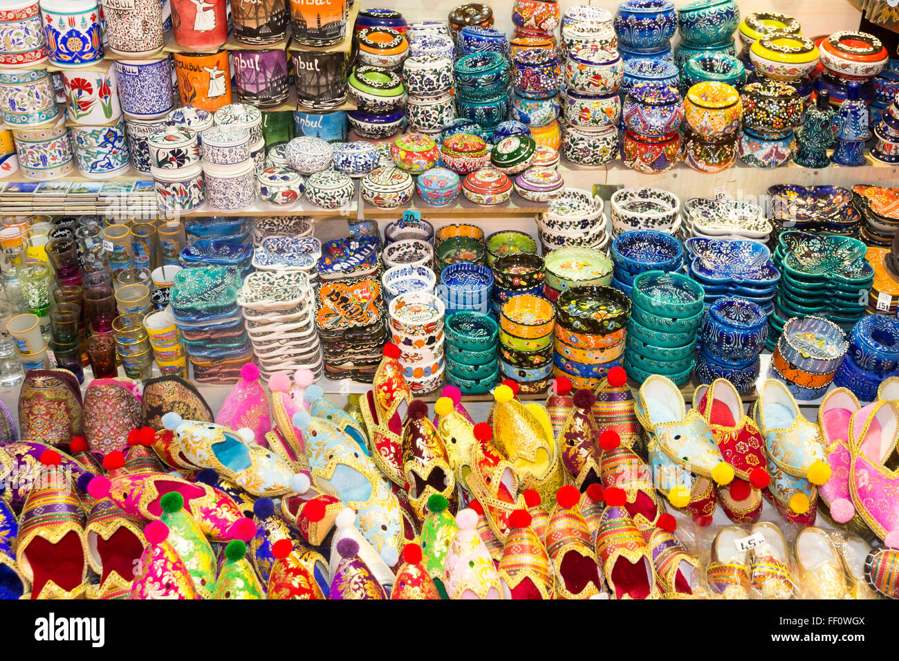 Ceramiche Turche per la vendita su un mercato Foto Stock