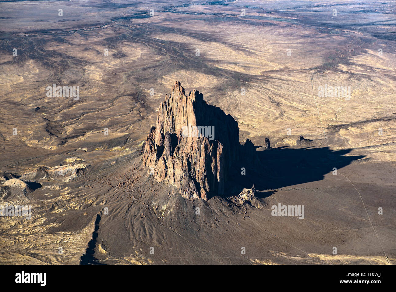 Vista aerea di formazioni rocciose, Shiprock, Nuovo Messico, Stati Uniti Foto Stock