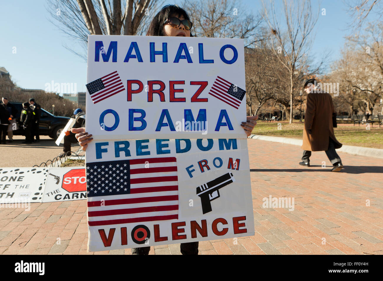 Pistola attivista di controllo dalle Hawaii contiene un segno di fronte alla Casa Bianca - Washington DC, Stati Uniti d'America Foto Stock