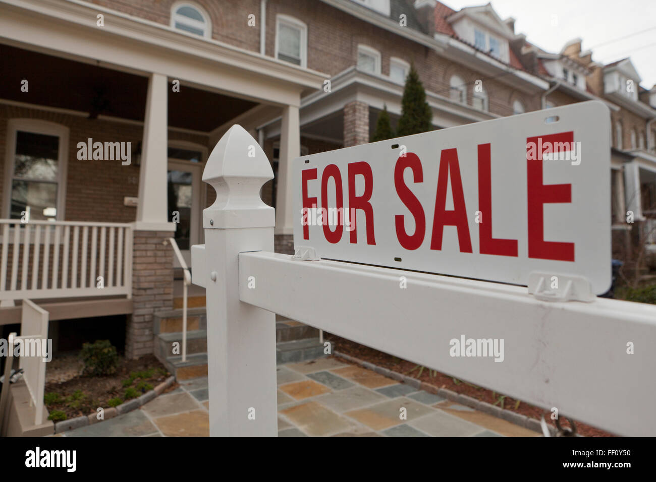 Per la vendita immobiliare di segno nella parte anteriore della fila house - Washington DC, Stati Uniti d'America Foto Stock