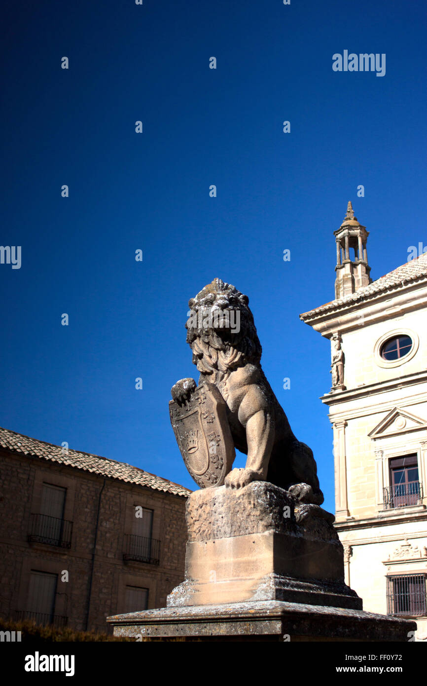 Un monumento del leone azienda lo stemma della città di Ubeda, Jaen, Andalusia, Spagna Foto Stock