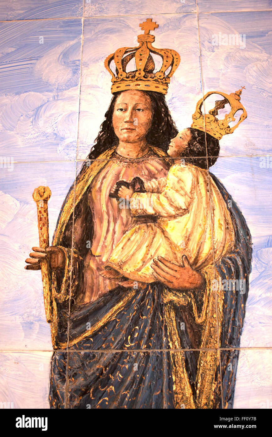 Un dipinto della Madonna di Alcazar (Nuestra Senora del Alcazar) realizzati in ceramica decora una parete a Baeza, Jaen, Andalusia Foto Stock