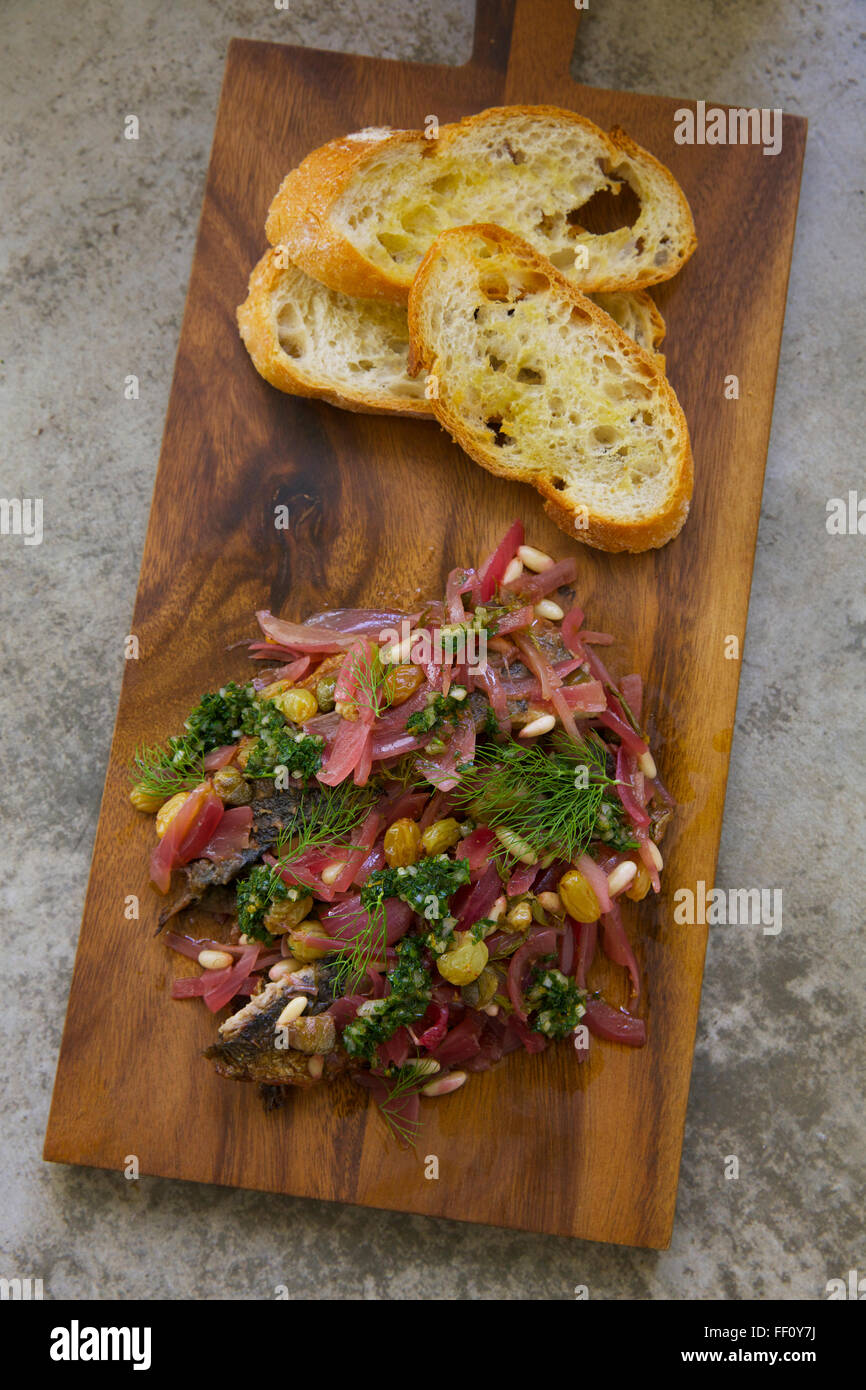 Placcato in un antipasto di sarde in saòr con toast. Foto Stock