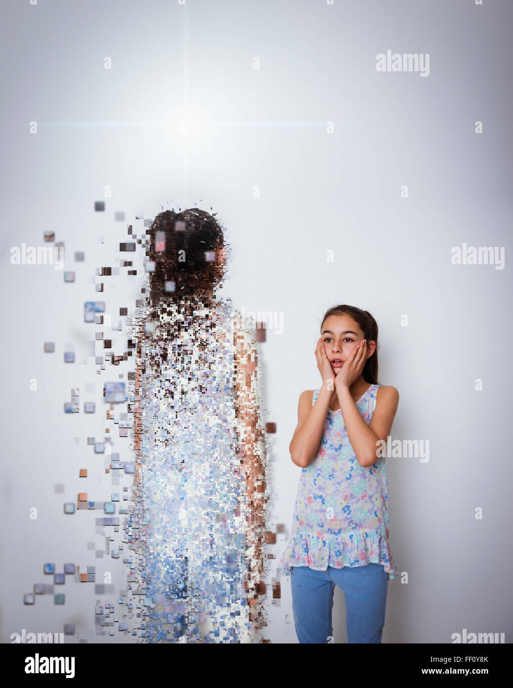 Razza mista ragazza con proiezione digitale di se stessa Foto Stock