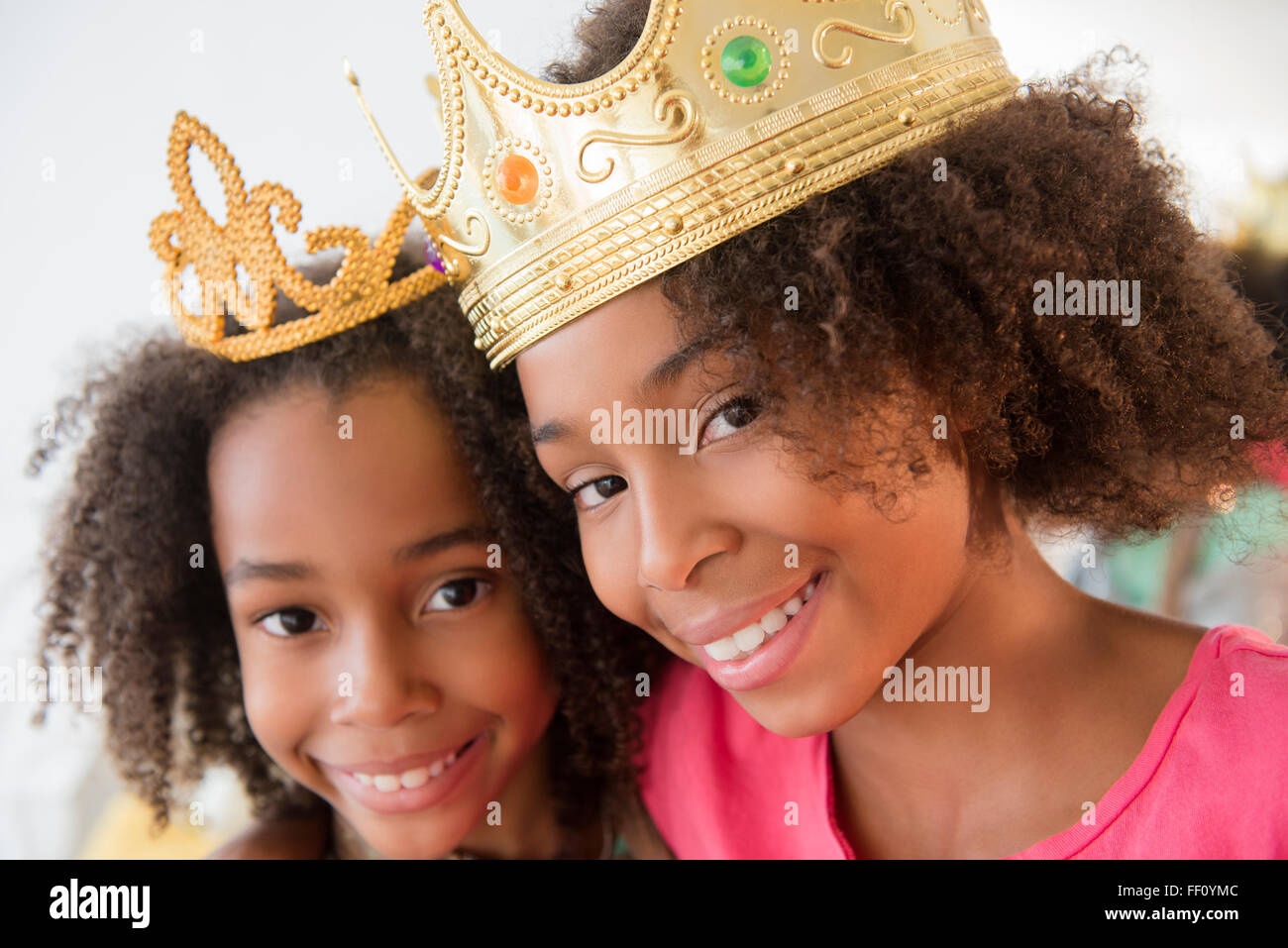 Razza mista sorelle giocare vestire Foto Stock